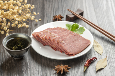 一盘五香牛肉摆放在木桌面上特写