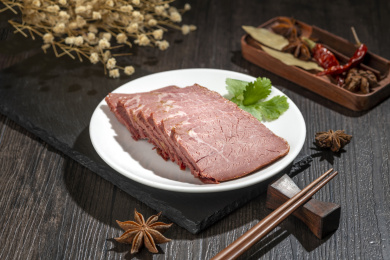 一盘酱牛肉摆放在木桌面上特写