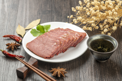 一盘酱牛肉摆放在木桌面上特写