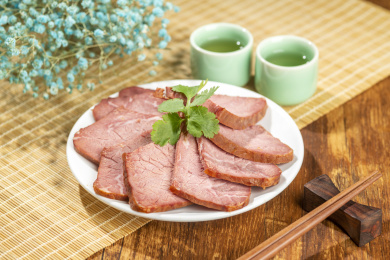 酱牛肉五香牛肉特写木桌面