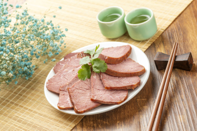 酱牛肉五香牛肉特写木桌面