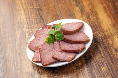 酱牛肉五香牛肉特写木桌面