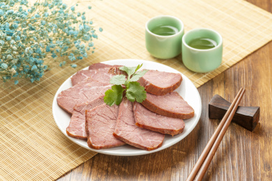 酱牛肉五香牛肉特写木桌面