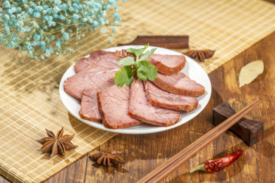 酱牛肉五香牛肉特写木桌面
