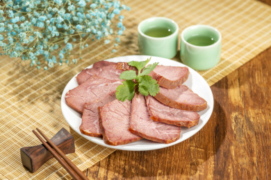 酱牛肉五香牛肉特写木桌面