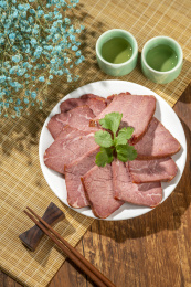 酱牛肉五香牛肉特写木桌面