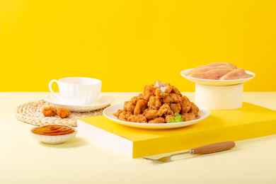 纯色背景上满满一盘油炸鸡米花