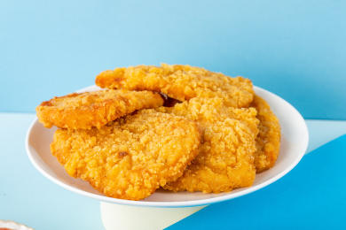 纯色背景上满满一盘油炸鸡排