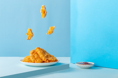 纯色背景上满满一盘油炸鸡排