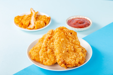 纯色背景上满满一盘油炸鸡排