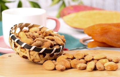 木底上放着杏仁和蓝子里放着扁桃仁