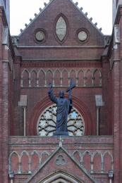 天主教堂上的耶稣举十字架雕像