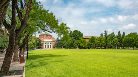 夏天的蓝天下，北京清华大学大礼堂和绿草坪