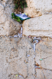 以色列耶路撒冷哭墙西墙上塞满的纸条