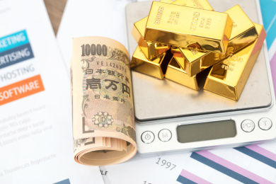 日元钞票和一堆黄金在文件资料上