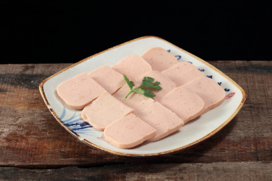 盘子上的重庆火锅菜品梅林午餐肉片