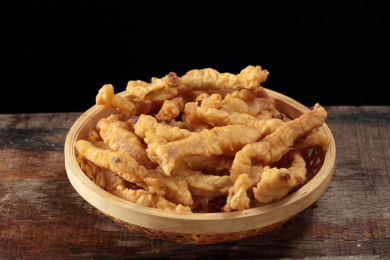 簸箕上飞舞的炸酥肉