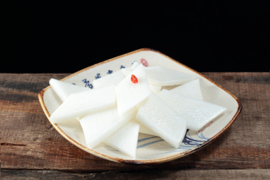 盘子上的重庆火锅菜品白萝卜片