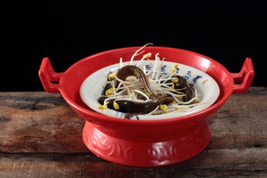 红色高盘里的重庆火锅菜品豆芽泥鳅