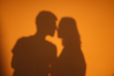 黄色墙上的情侣剪影