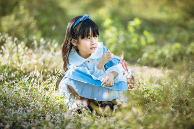 树林里有一个穿蓝色裙子的小女孩