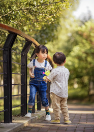 姐弟俩在公园里玩耍