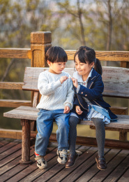 6岁的姐姐和4岁弟弟的相伴时光