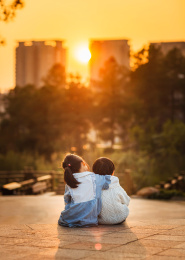 6岁的姐姐和4岁弟弟的相伴时光