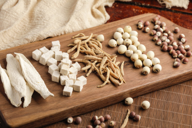 传统滋补药材组合四神汤