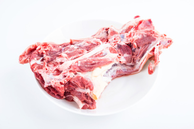 白背景上一块新鲜羊肉