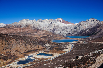 巴塘姊妹湖，位于巴塘和理塘的中间地带