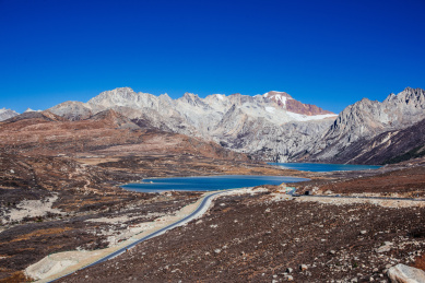 巴塘姊妹湖，位于巴塘和理塘的中间地带