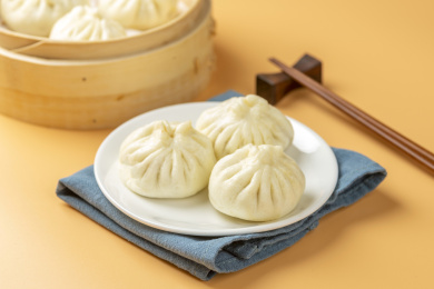 中国传统面食包子特写黄色莫兰迪色系背景