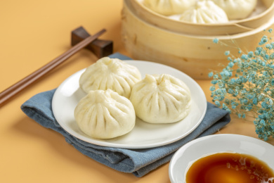 中国传统面食包子特写黄色莫兰迪色系背景