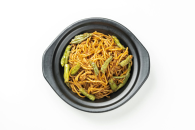 豆角焖面特写白色背景