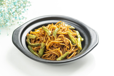 豆角焖面特写白色背景