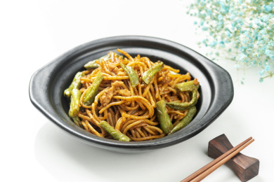 豆角焖面特写白色背景