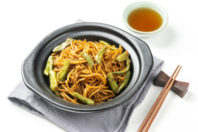 豆角焖面特写白色背景