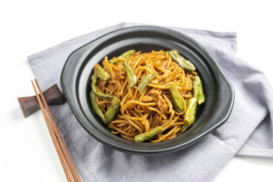 豆角焖面特写白色背景