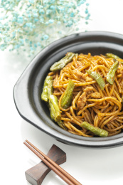 豆角焖面特写白色背景