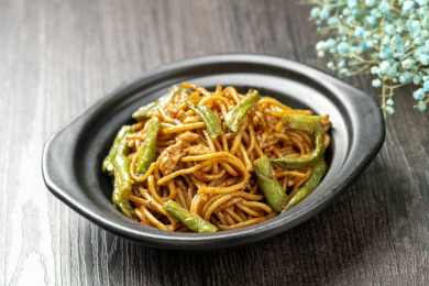 扁豆焖面摆放在木桌面上