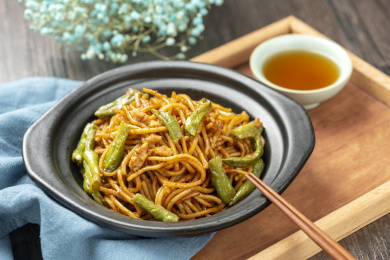 扁豆焖面摆放在木桌面上
