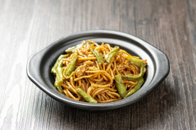 扁豆焖面摆放在木桌面上