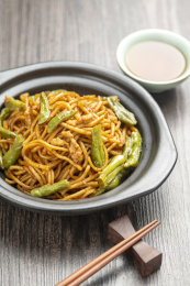 扁豆焖面摆放在木桌面上