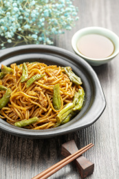 扁豆焖面摆放在木桌面上