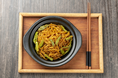 扁豆焖面摆放在木桌面上