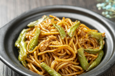 扁豆焖面摆放在木桌面上