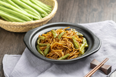 扁豆焖面摆放在木桌面上