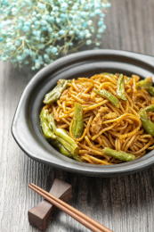 扁豆焖面摆放在木桌面上