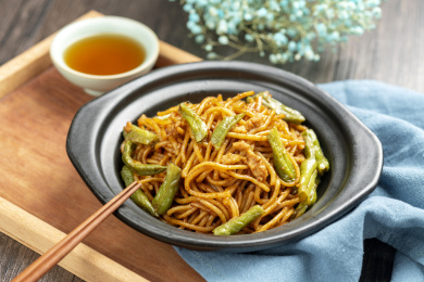 扁豆焖面摆放在木桌面上